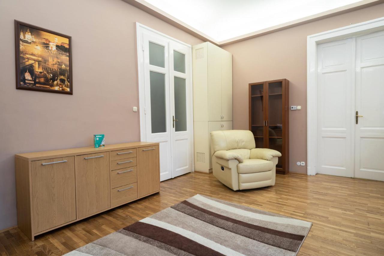 Kiraly Central Apartment With Free Parking And Ac Budapest Eksteriør bilde
